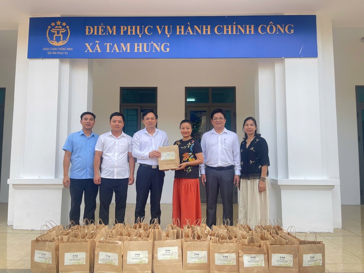 Đông dược Phúc Hưng trao tặng 400 suất quà cho các đối tượng người có công xã Tam Hưng - Hà Nội